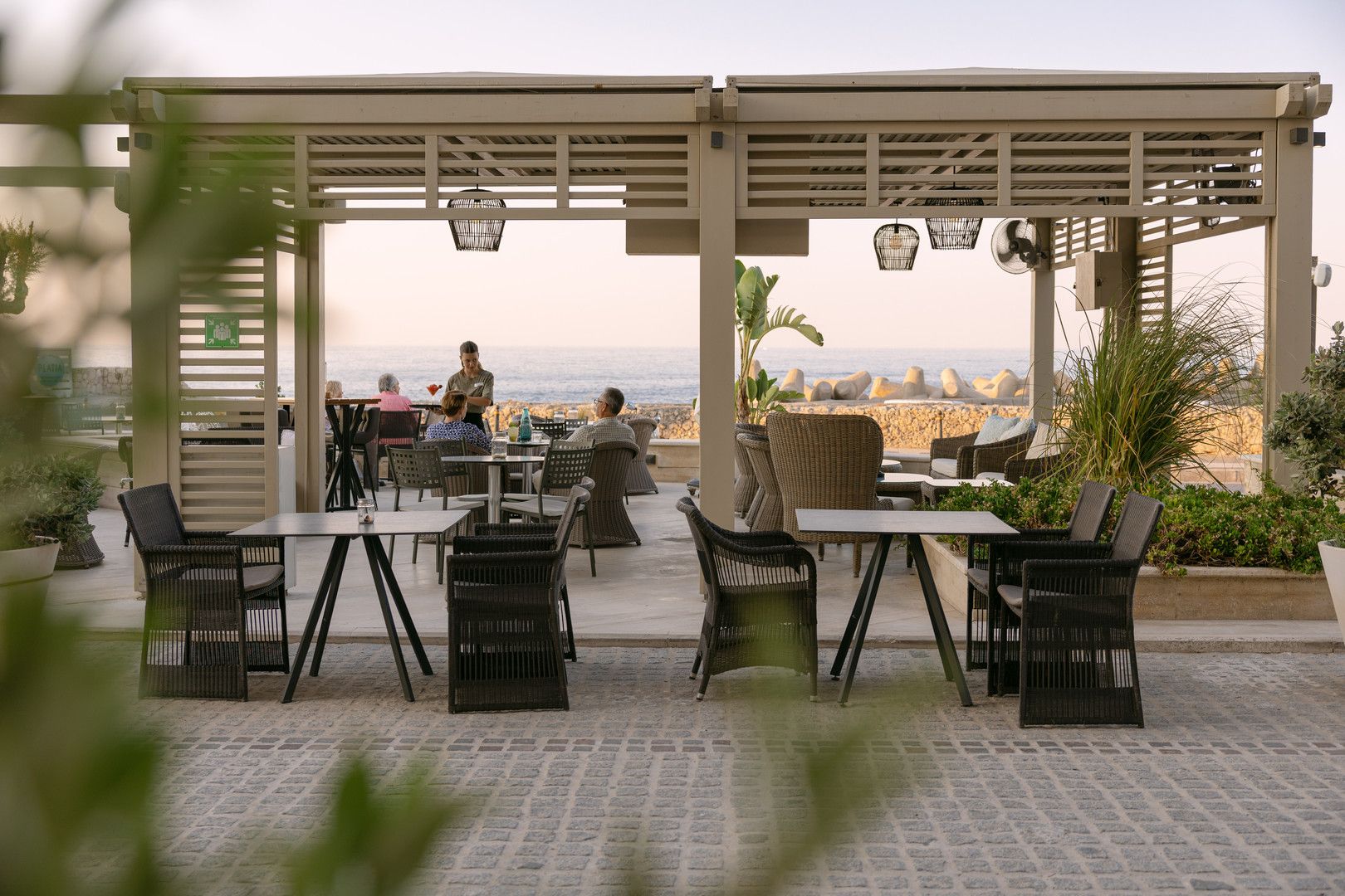 RESTAURANT BAR